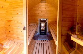 Innenansicht der Fass-Sauna